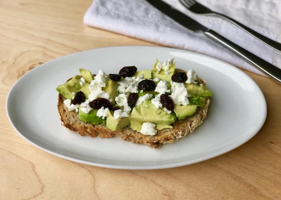 Tostada de Aguacate y Queso