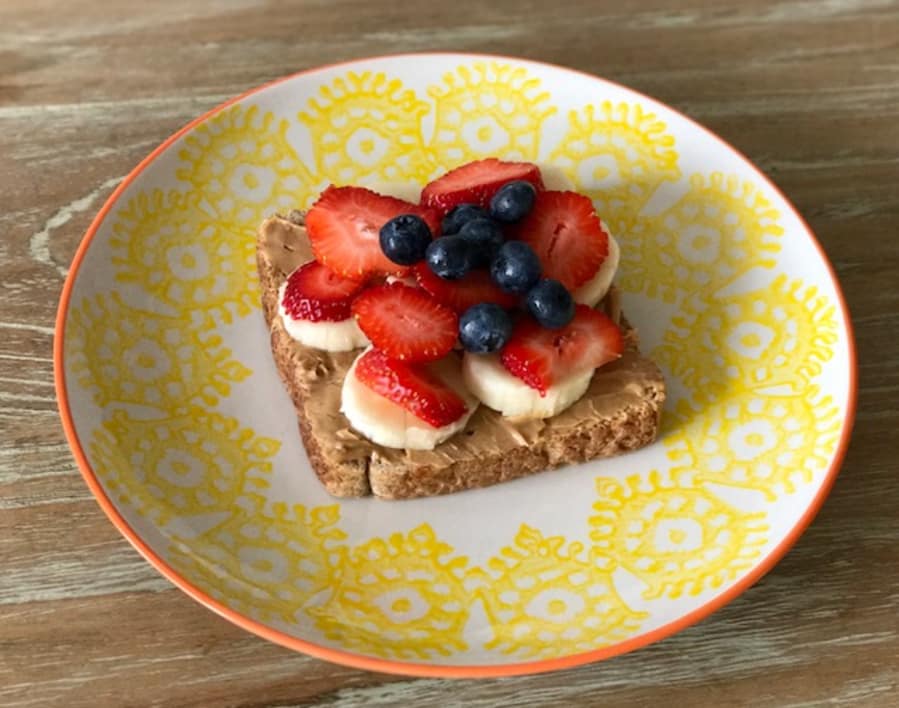 Tostada de Fresas con Crema de Cacahuete