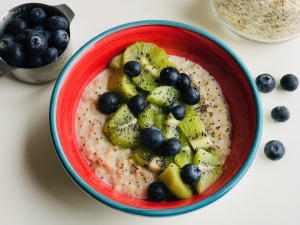 Oats with Blueberries and Kiwi