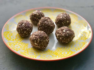 Energy-Boosting Chocolate and Oat Balls