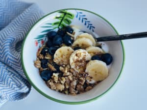 Bowl de Granola con Arándanos y Plátano