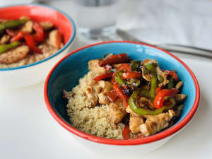 Bowl de Quinua, Pollo y Pimientos Estilo Asiático