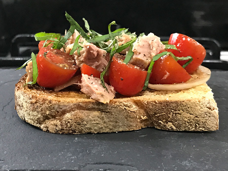 Bruschetta de Atún y Albahaca