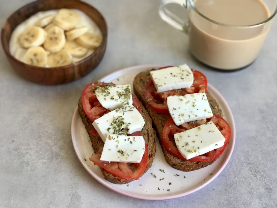 Desayuno Completo de Tostadas de Tomate y Queso Fresco, Fruta y Yogur