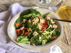 Spinach Salad with Tuna and Pasta 