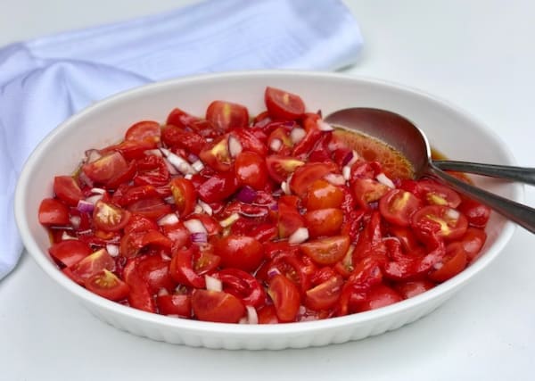 Ensalada de Pimientos Asados con Tomates Cherry y Cebolla