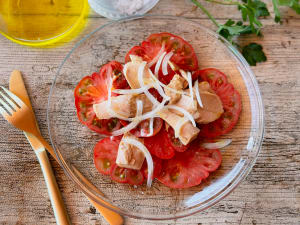 Ensalada de Tomate y Atún con Cebolla