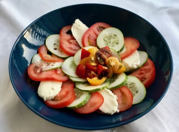 Ensalada Ligera de Pepino con Tomate y Mozzarella