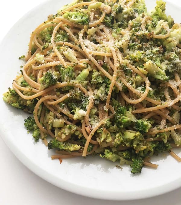 Espaguetis con Brócoli y Parmesano