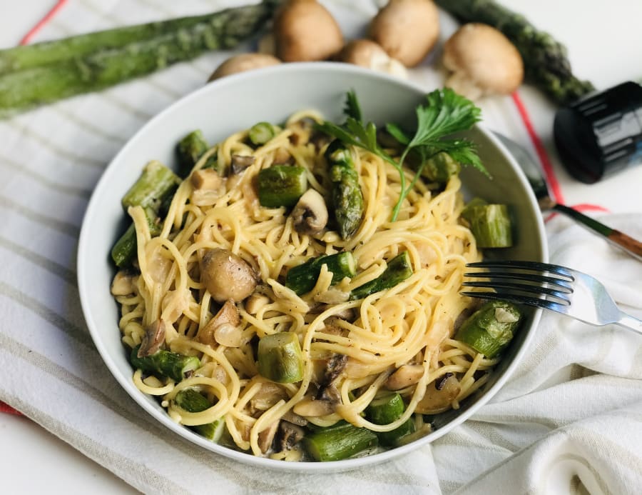 Espaguetis con Champiñones y Espárragos | Receta ekilu
