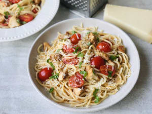 Espaguetis con Cherrys, Pollo y Parmesano