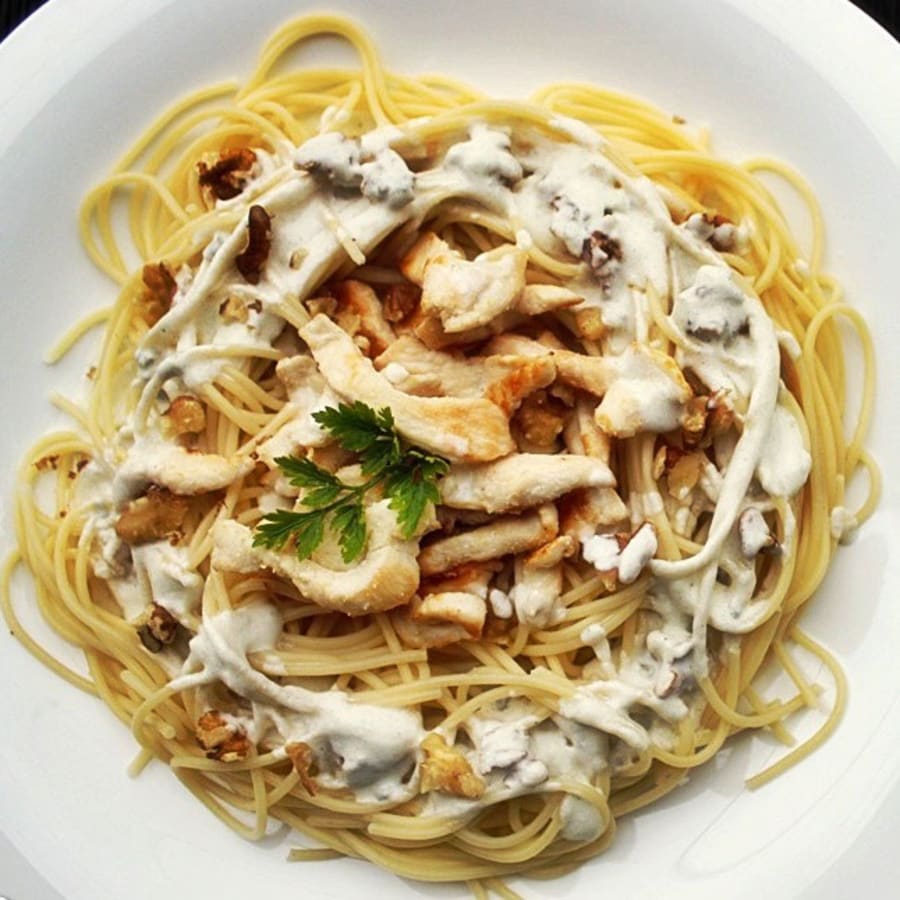 Espaguetis con Pollo, Nueces y Salsa Roquefort