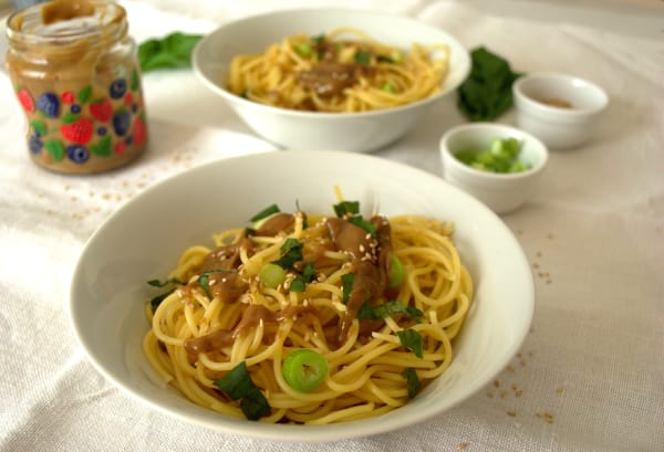 Espaguetis con Salsa Tahini y Cebollino