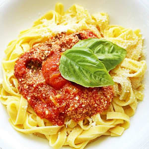 Espaguetis con Tomate y Albahaca