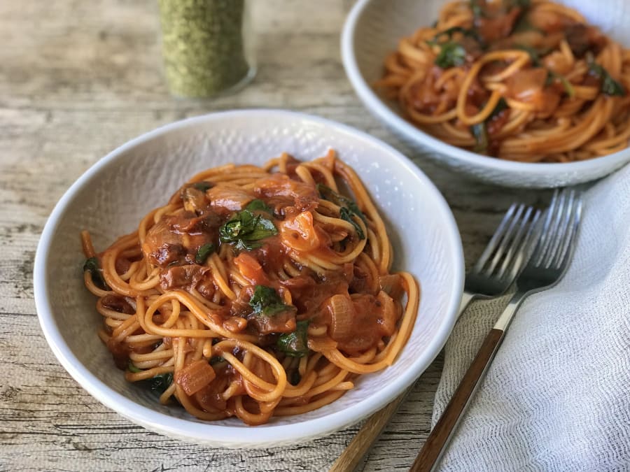 Spaghetti with Sun-Dried Tomatoes and Spinach
