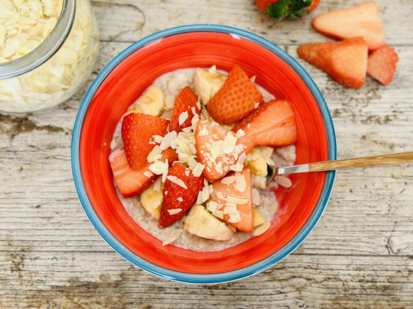 Oatmeal with Bananas and Strawberries