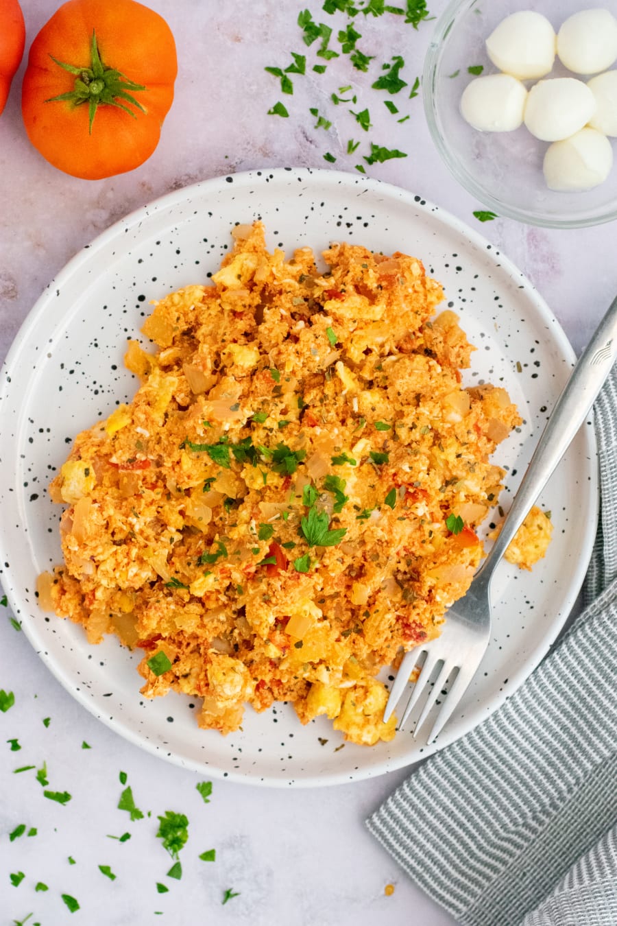 Huevos Revueltos con Tomate y Mozzarella | Receta ekilu