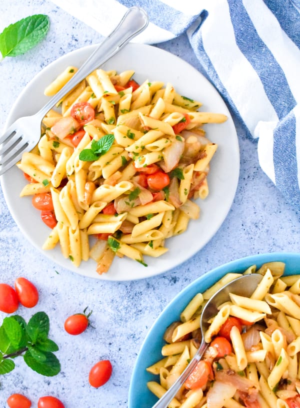 Macaroni with Onion and Cherry Tomatoes