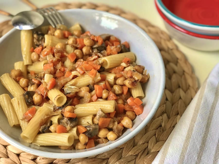 Macaroni with Chickpeas, Carrot, and Mushrooms