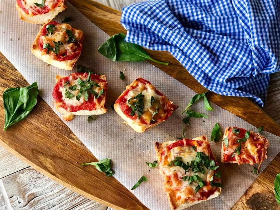 Mini Pizzas de Mozzarella y Albahaca | Receta ekilu