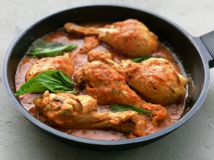 Chicken Legs with Tomato and Basil Sauce