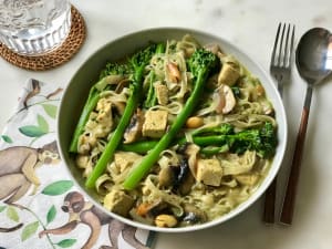 Noodles con Tofu, Brócoli y Champiñones en Leche de Coco