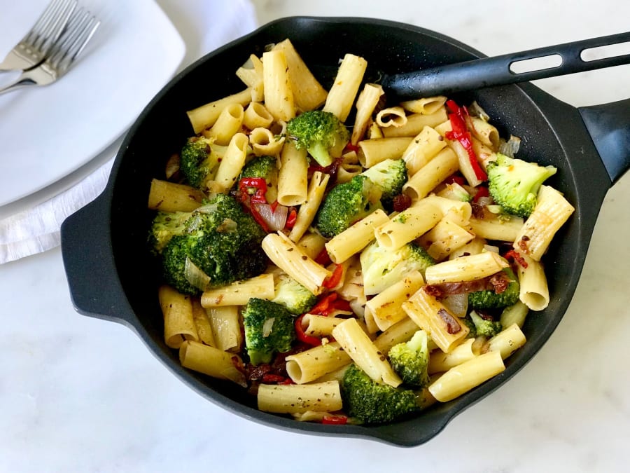 Pasta with Broccoli, Red bell pepper, and Sun-Dried Tomatoes