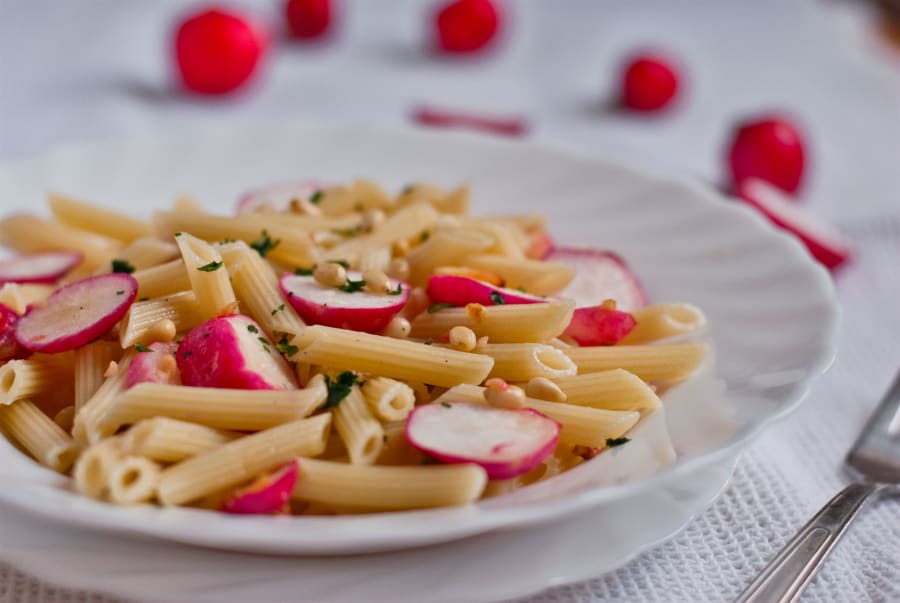 Pasta con Rábanos y Piñones