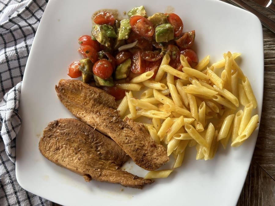 Pavo con Pasta y Ensalada de Tomate y Aguacate