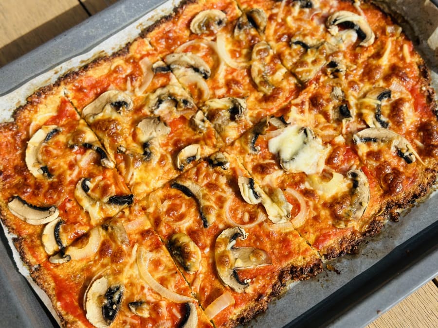 Cauliflower Pizza with Mushrooms and Onion