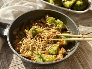 Pollo Estilo Asiático con Noodles y Brócoli