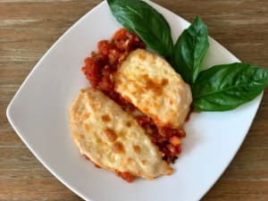 Pollo Gratinado con Salsa de Tomate Natural