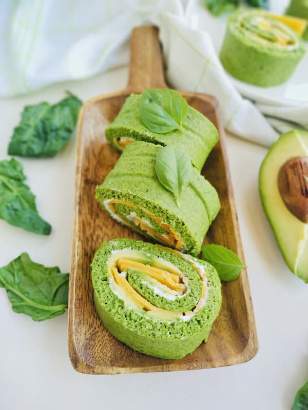 Spinach Rolls Stuffed with Avocado and Cheese
