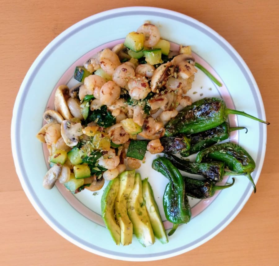 Salteado de Gambas con Verduras y Pimientos del Padrón