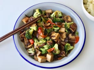 Salteado de Tofu con Champiñones, Brócoli y Pimientos