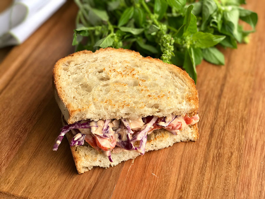 Sándwich de Atún, Col Lombarda y Tomate