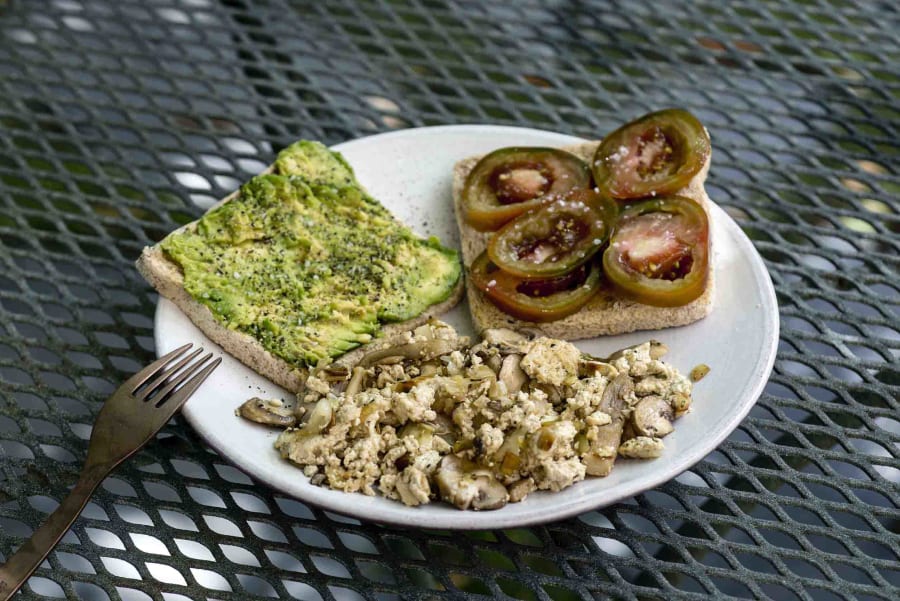 Sándwich de Revuelto de Tofu, Aguacate y Tomate