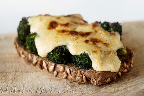 Tosta Vegana de Brócoli y Bechamel