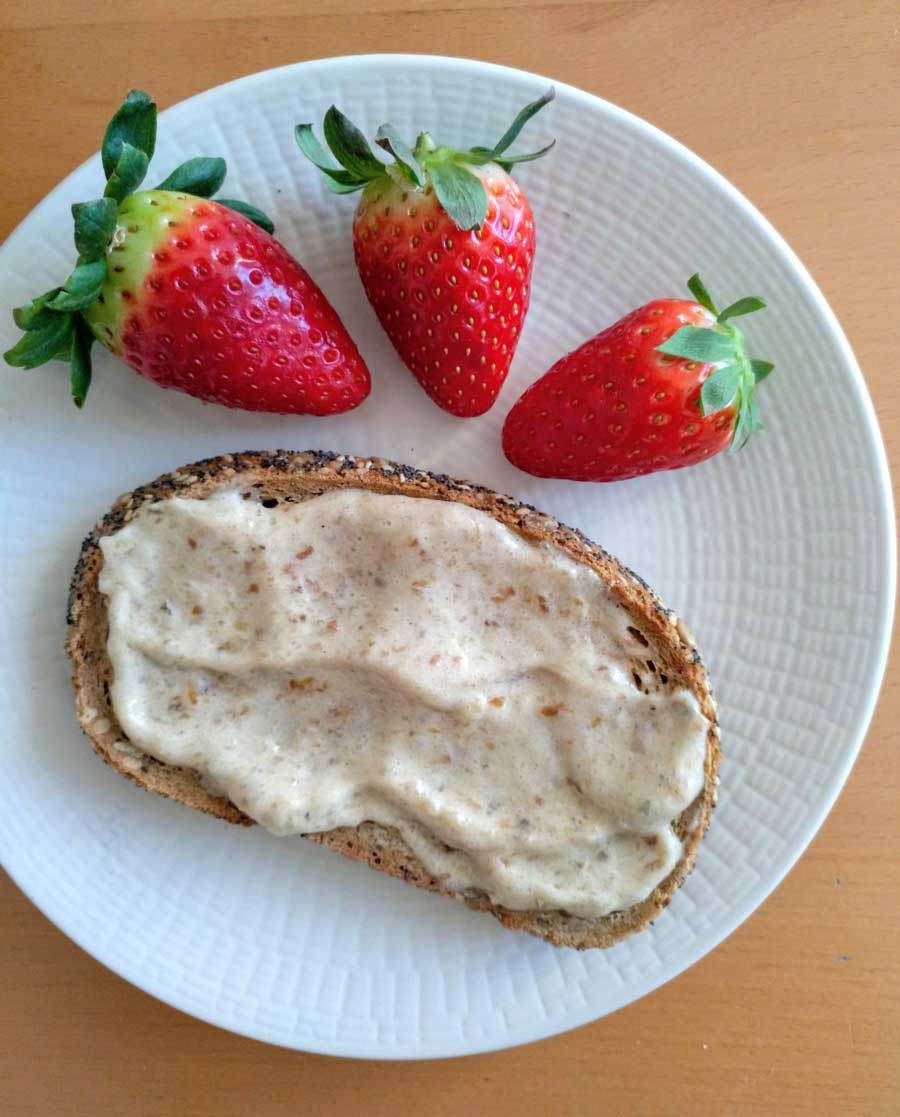 Tostada con Crema de Plátano y Dátiles