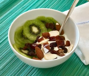 Yogur con Kiwi, Almendras y Uvas Pasas