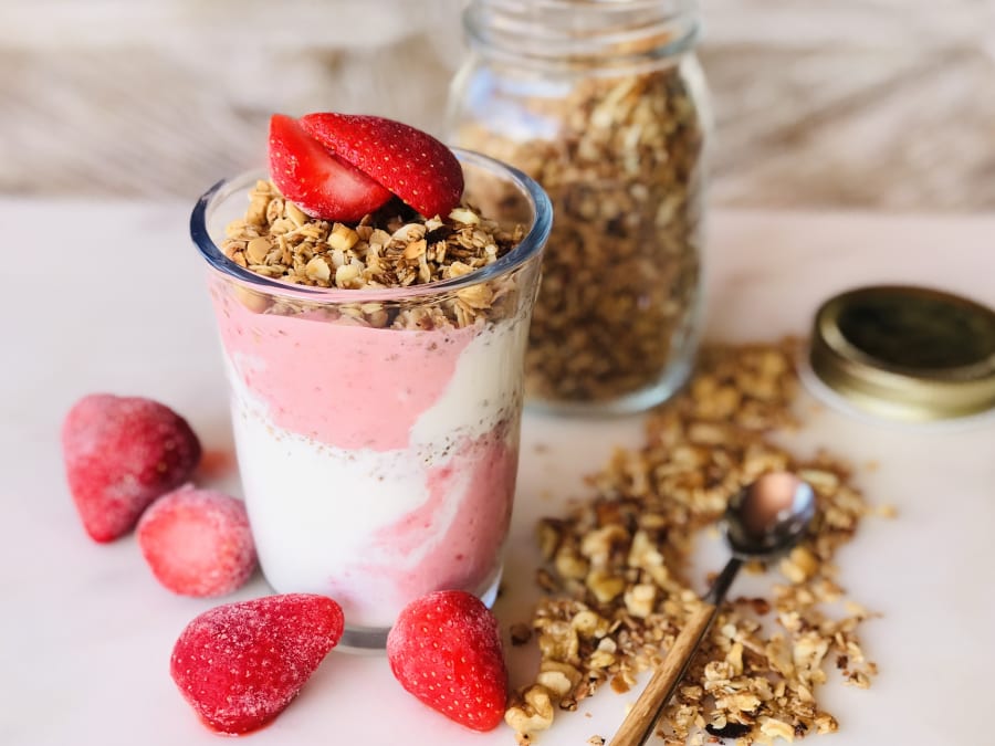 Frozen Yogurt with Strawberries and Granola